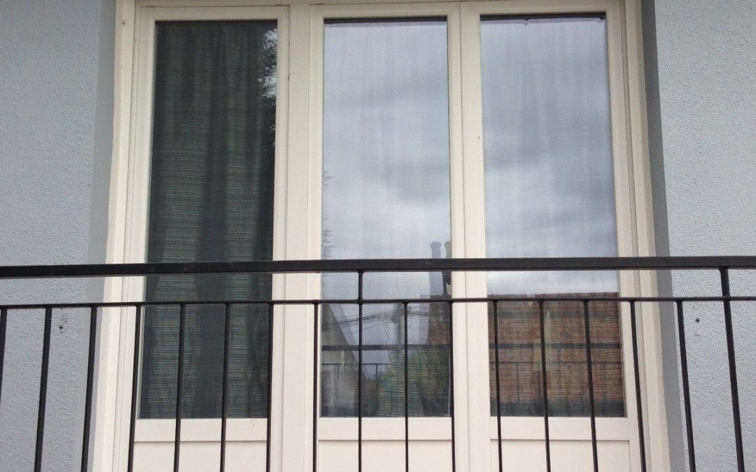 Porte fenêtre 3 vantaux en PVC blanc avec volet roulant monobloc – Rue ( 80120 )