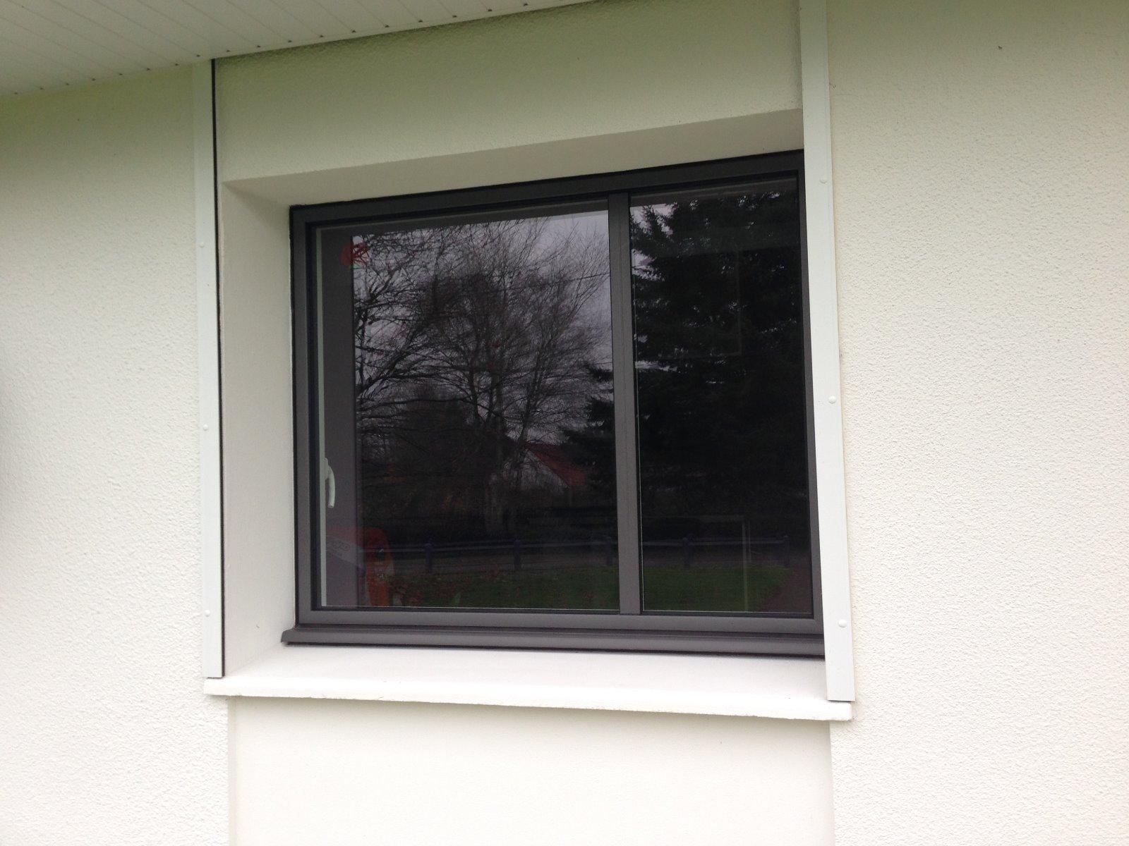 Photo Fenêtre 1 vantail avec oscillo-battant en aluminium gris extérieur et blanc intérieur - RUE (80)