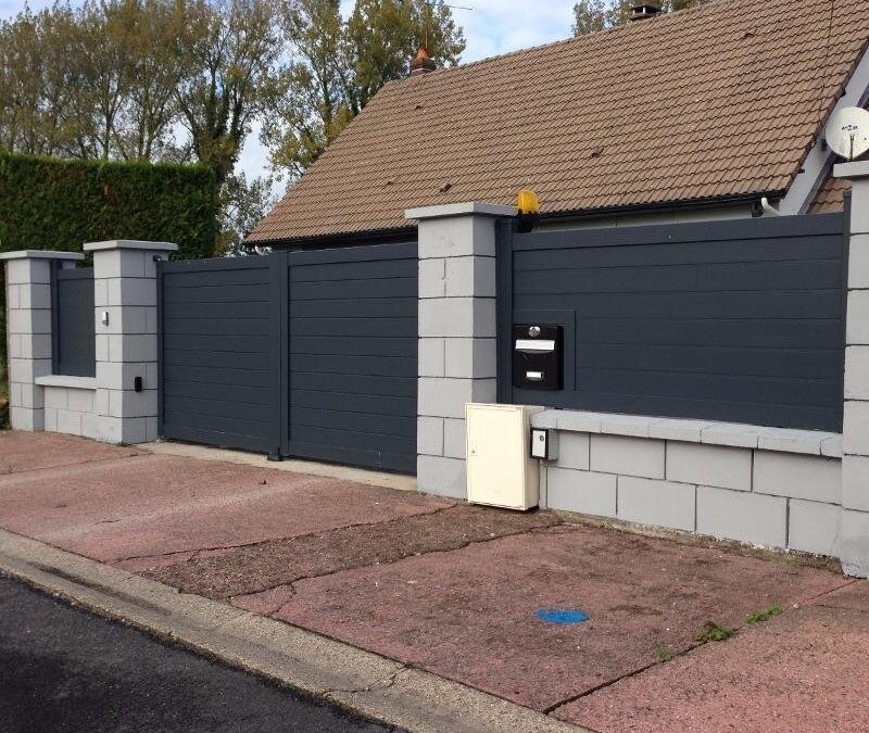 Portail et clôture assortie en aluminium avec intégration de boite aux lettres – RUE – 80