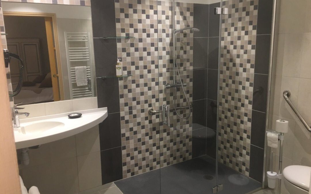 Salle de bain PMR dans un hôtel à Saint-Valéry-sur-Somme