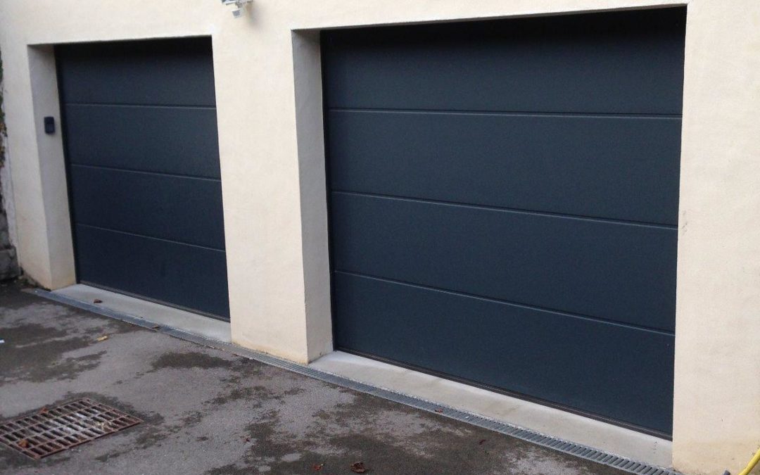 Portes de garage sectionnelles motorisées a panneau lisse gris anthracite avec clavier à code – RUE – 80